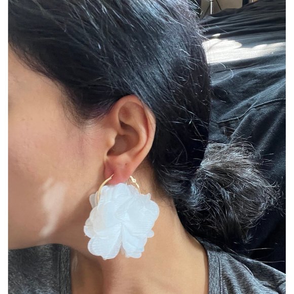 White flower earrings , white fabric feathered Snow White big long floral - Picture 3 of 4